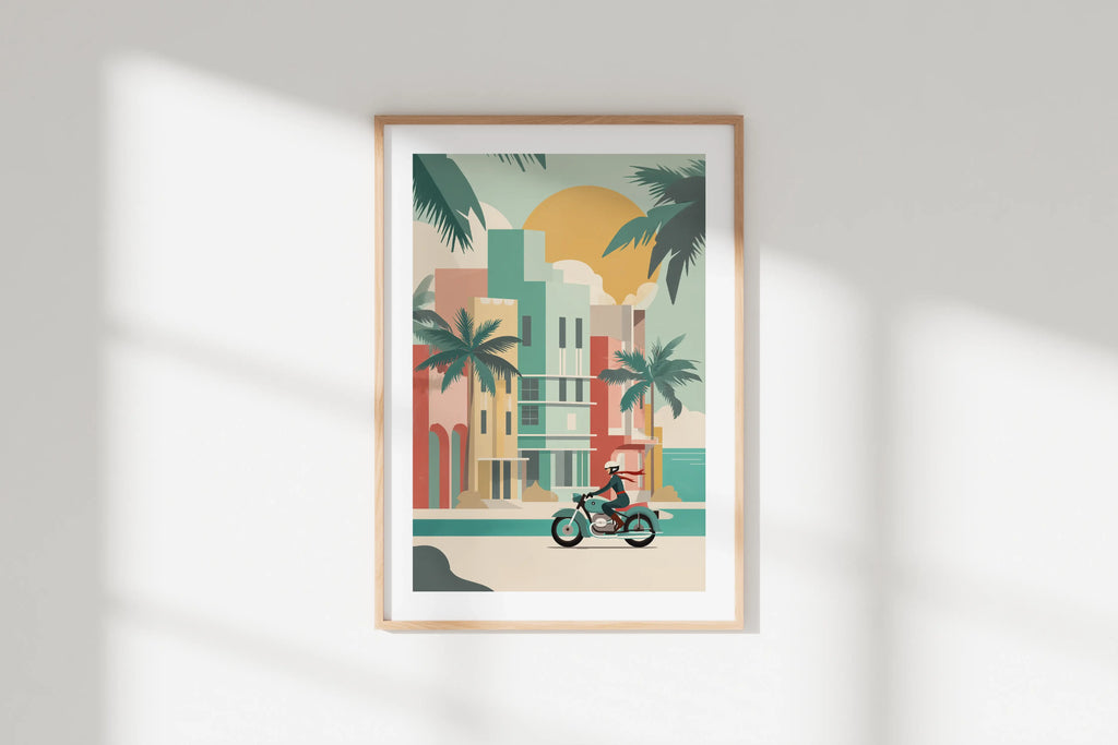 Affiche moto BMW Art Déco Miami dans cadre chêne clair accrochée sur mur blanc.