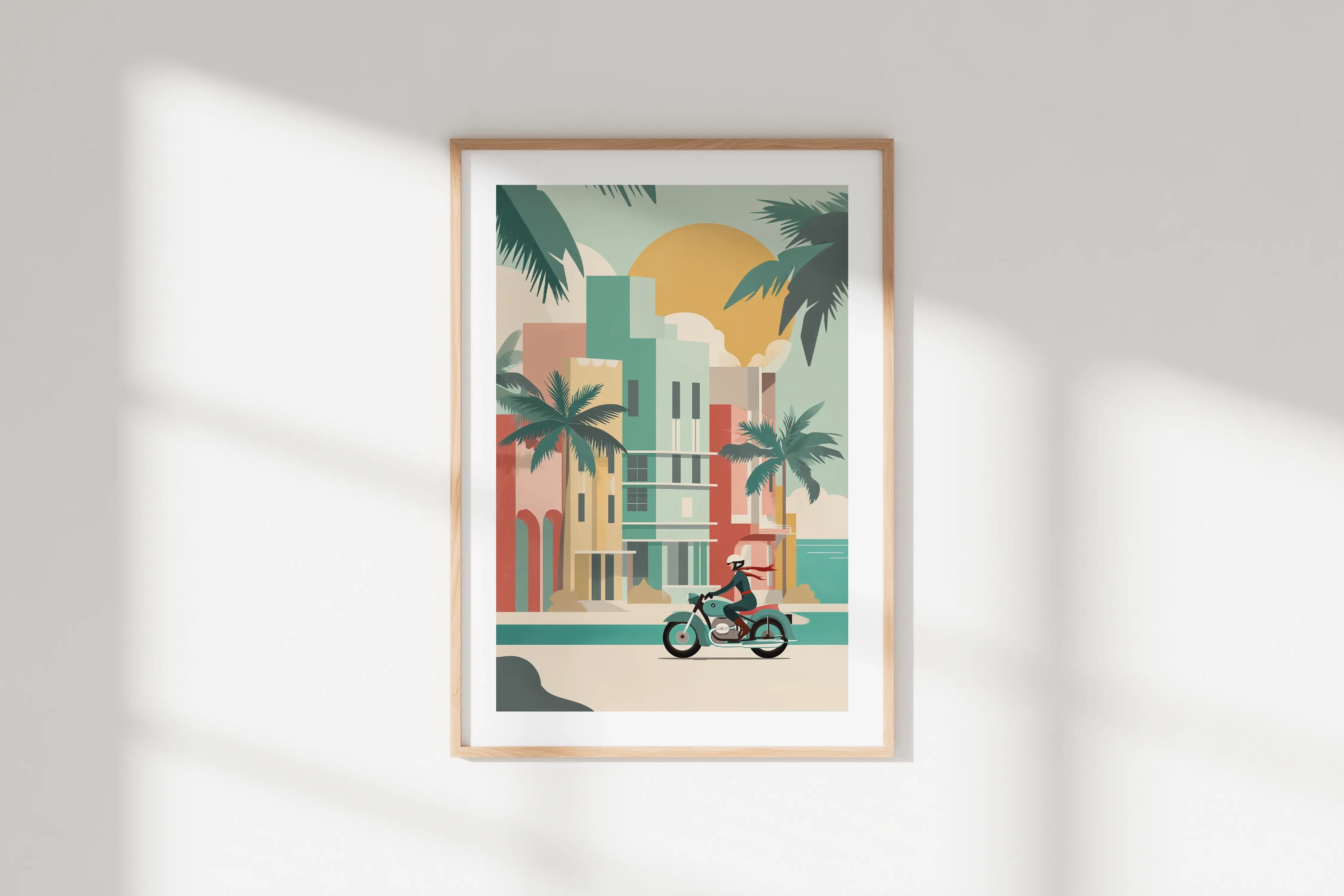 Affiche moto BMW Art Déco Miami dans cadre chêne clair accrochée sur mur blanc.