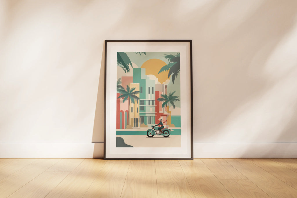 Affiche moto BMW Art Déco Miami Ocean Drive dans cadre noir posé contre un mur.