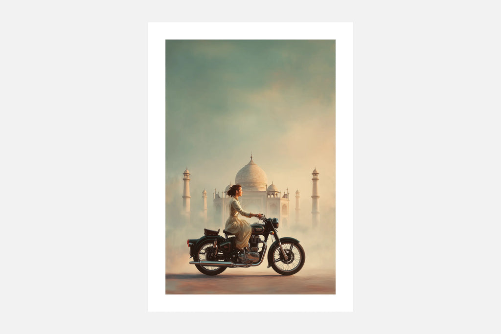 Affiche moto Royal Enfield, motarde devant le Taj Mahal, style aérographe réaliste, couleurs ivoire et bleu.