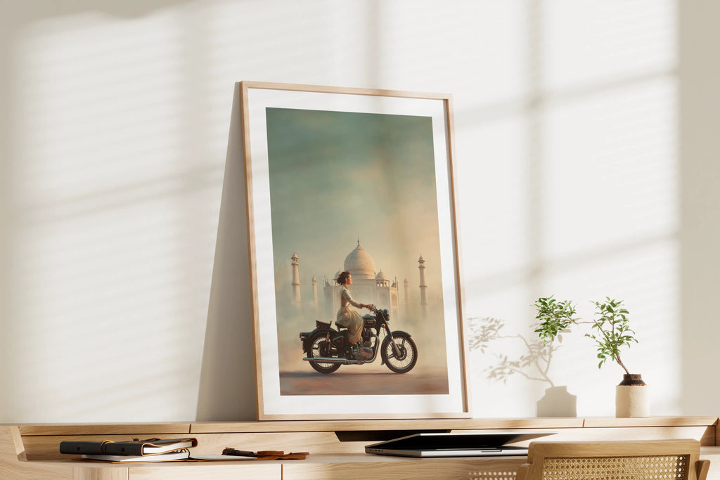 Poster Royal Enfield, motarde devant le Taj Mahal, cadre posé sur bureau, ambiance déco élégante.