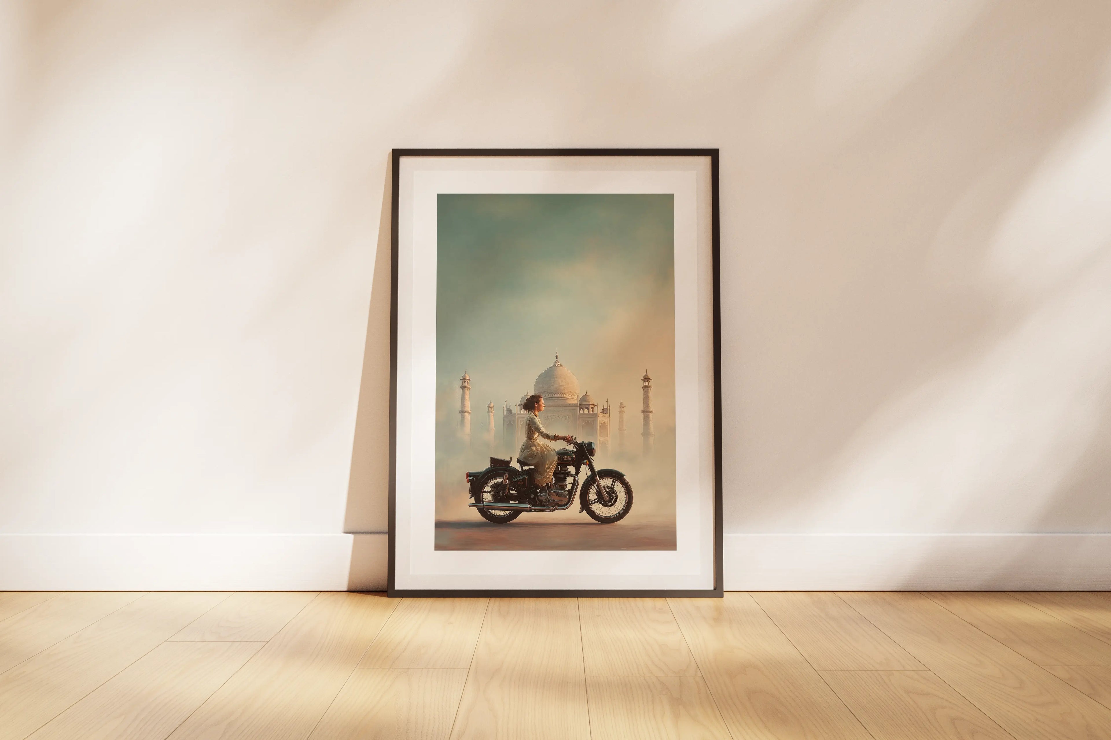 Poster Royal Enfield vintage, motarde devant le Taj Mahal, rendu aérographe, pose sur sol bois.